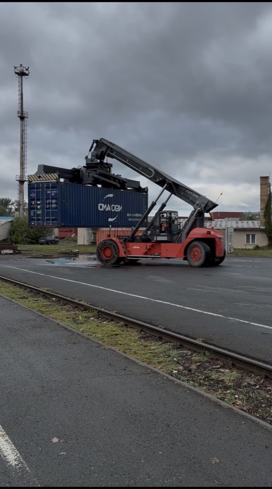 Přeprava automobilu v kontejneru