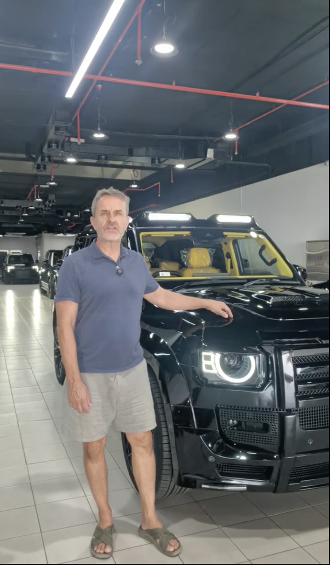 Osobní kontrola černého vozu přímo v Dubaji